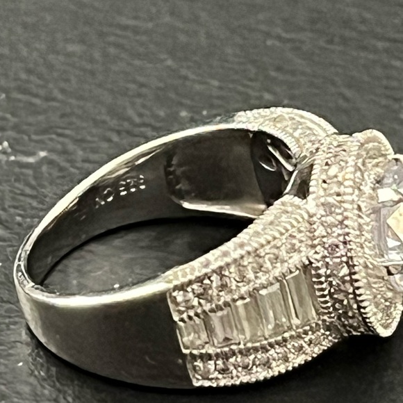 White Cubic Zirconium Sterling silver Ring size 6 - Picture 6 of 15